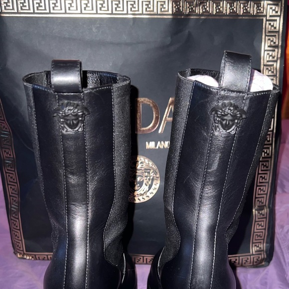 VERSACE🤩❤️‍🔥
Medusa Heeled Chelsea Boots - Picture 3 of 10